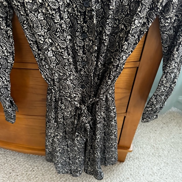 GAP women’s S cctton knit belted, button front dress.  Black/white print worn 1x - Picture 3 of 5